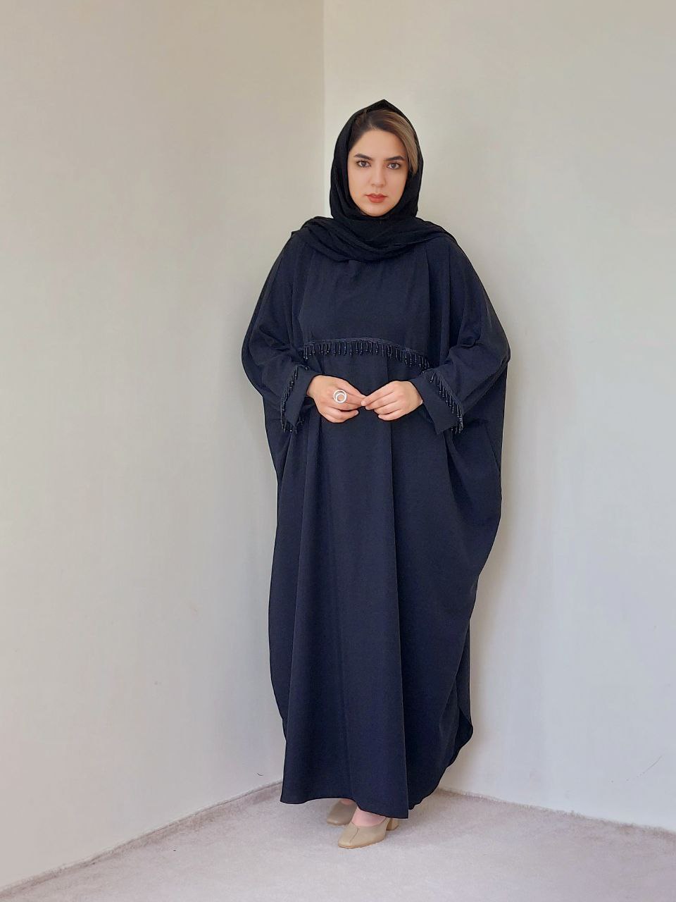 مدل جدید عبا مشکی زنانه 1404 طراحی جلو بسته با پارچه الیزه